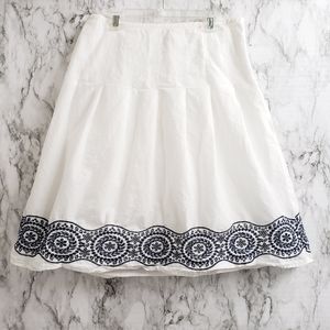 🎁 Ann Taylor White & Blue Embroidered Skirt Size 2